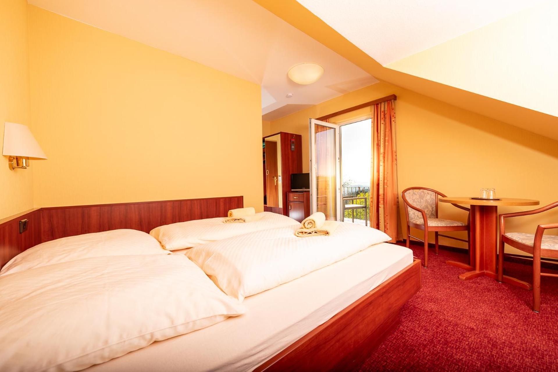 Berghotel Wilhelmsburg Bad Kosen Pokoj fotografie